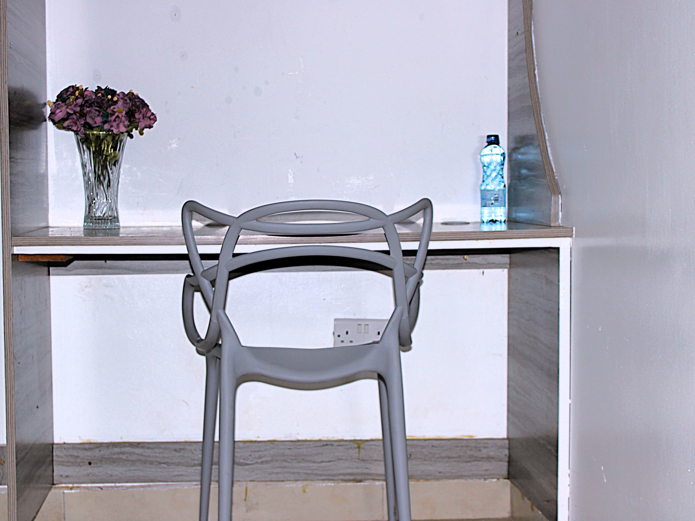 A writing desk and chair in a Shali guest room