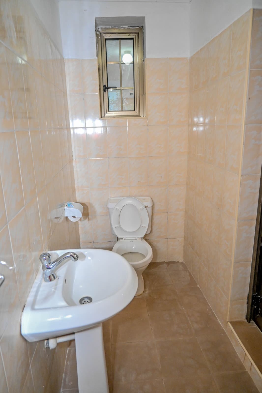 Standard room — Private en-suite with hot water